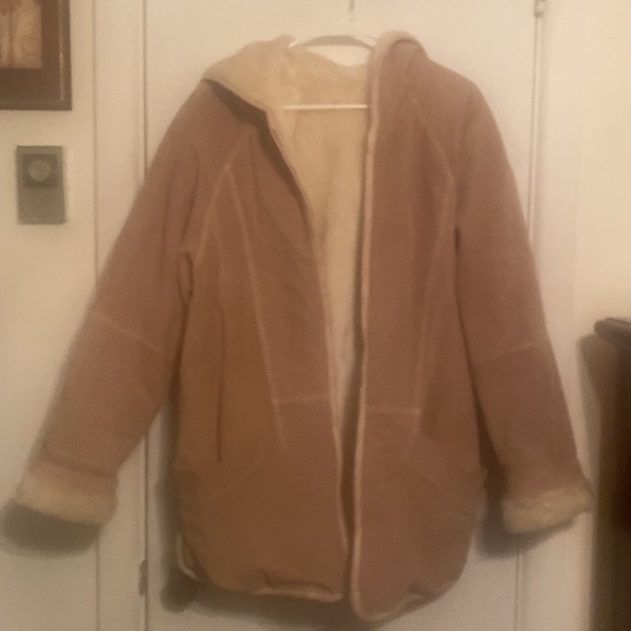 This is a leather and fur coat - Picture 4 of 6